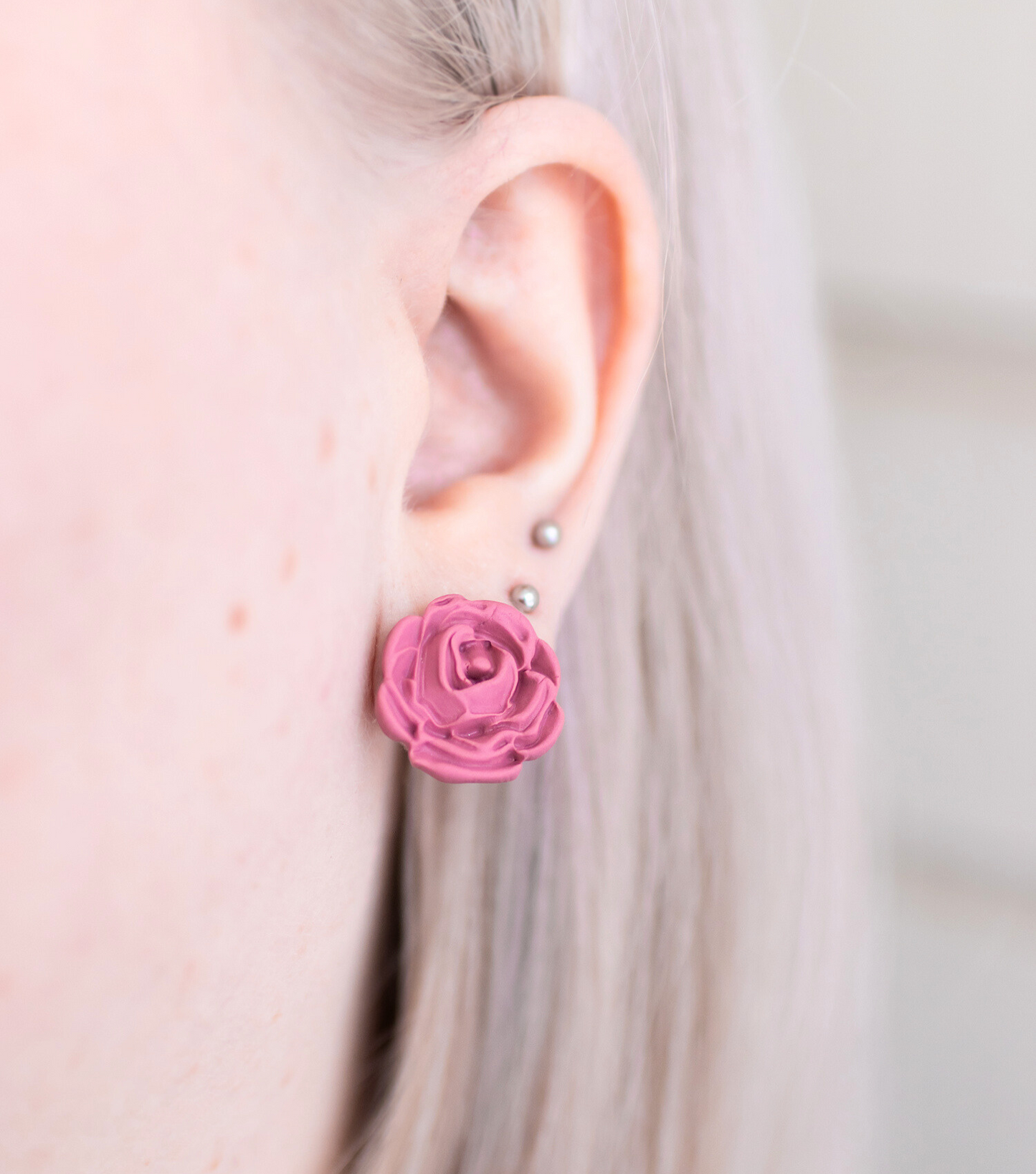 Rosa-nappikorvakorut, eri värejä