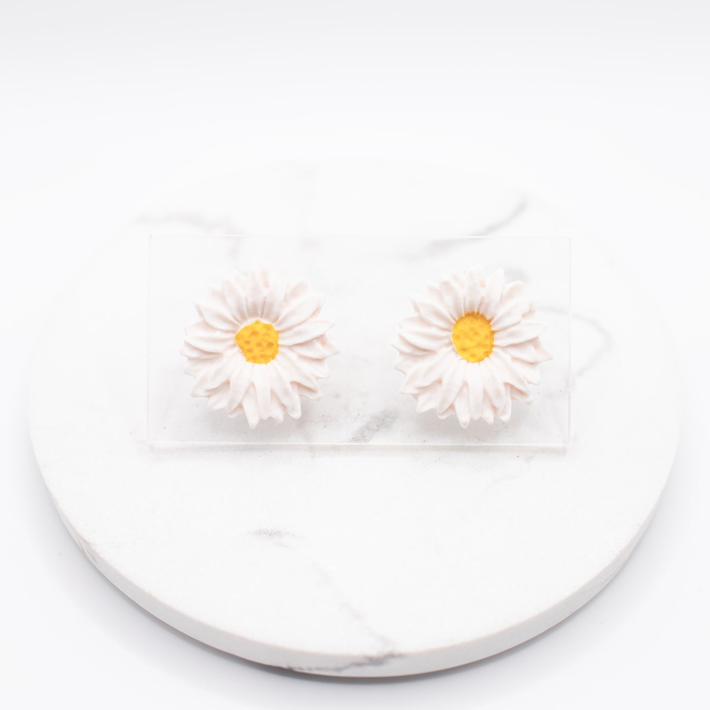 Flora-nappikorvakorut, eri värejä
