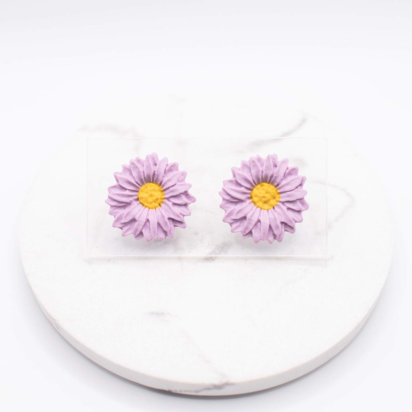 Flora-nappikorvakorut, eri värejä