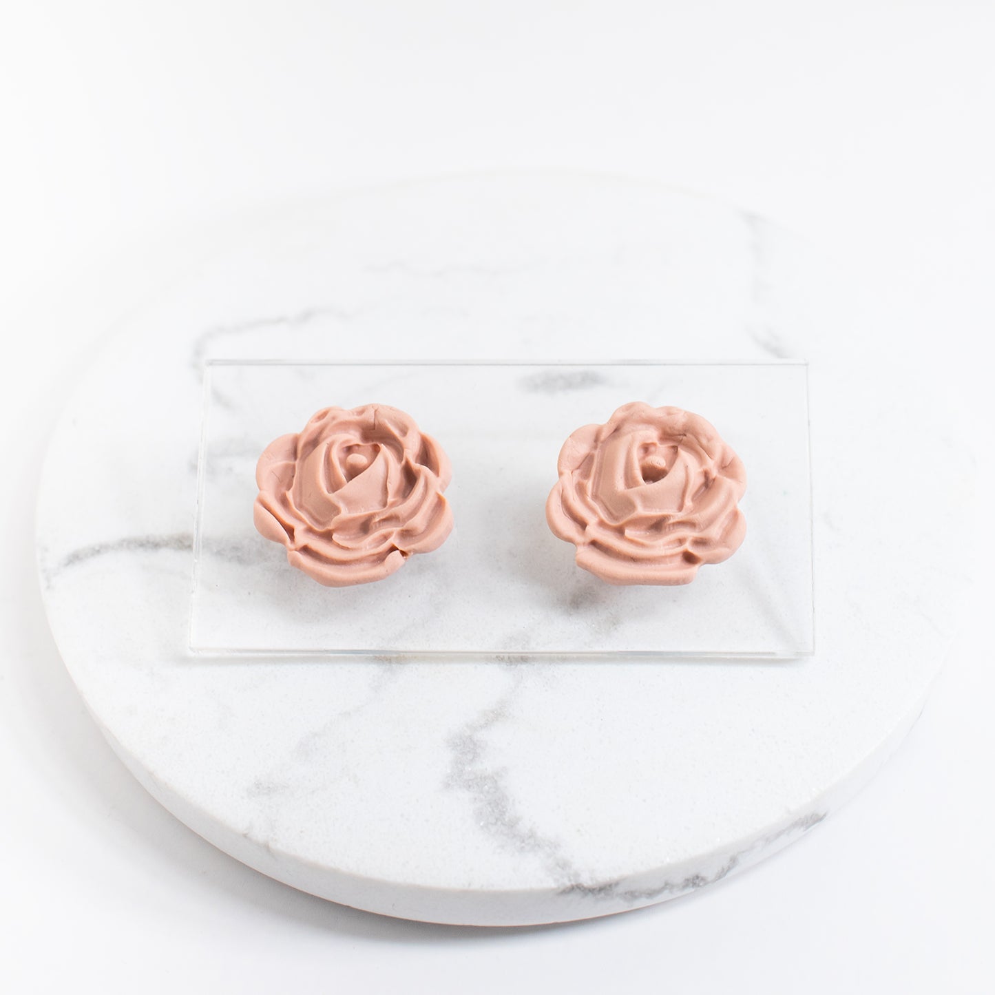 Rosa-nappikorvakorut, eri värejä