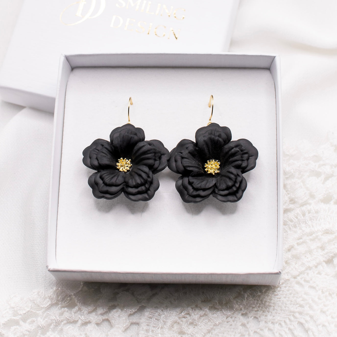 Daniela-korvakorut, musta